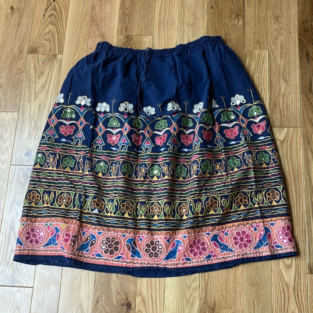 Vintage handmade embroidered skirt aprox size XL - 2X check measurements